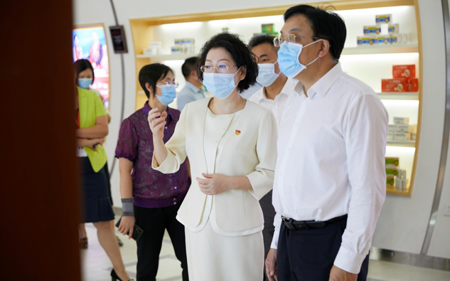 海南省长冯飞莅临尊龙凯时药业集团调研指导事情 | 公司新闻 | 尊龙凯时药业
